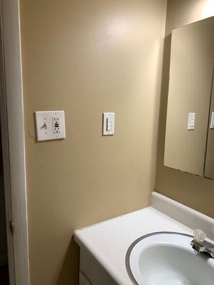 Building Photo - 272 Liverpool Rd