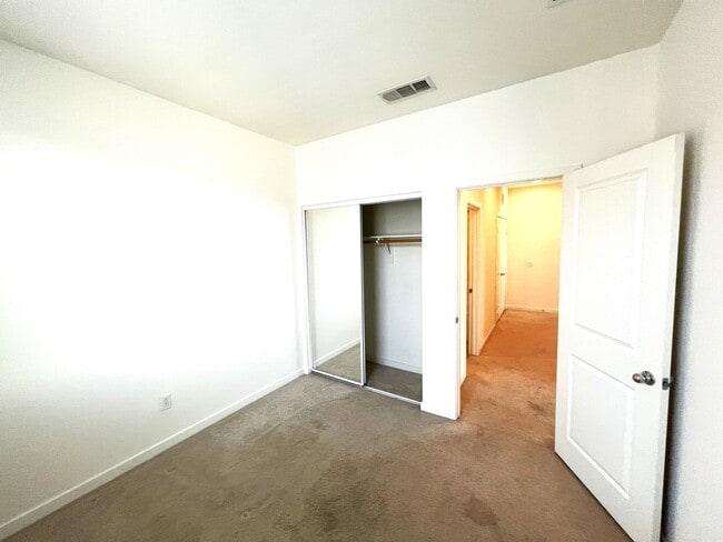 Building Photo - Beautiful 2 Bedroom, 2.5 Baths Townhome in...