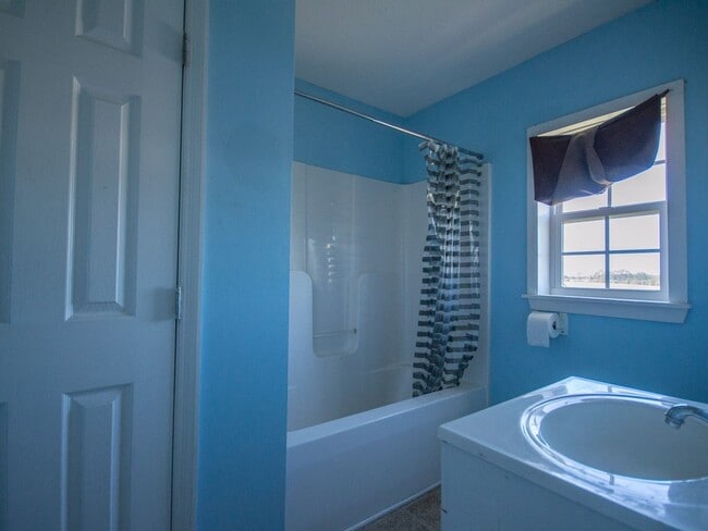 Building Photo - Country Setting Home