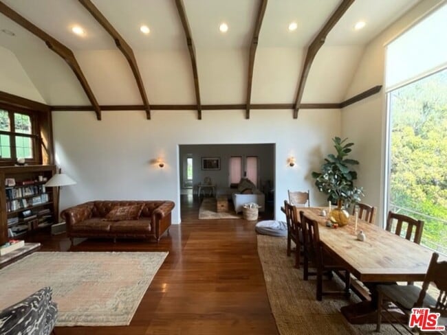 Building Photo - 2239 Vista Del Mar Pl