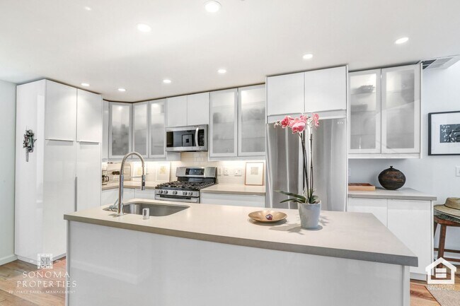 Building Photo - Modern 1BD/2BA Loft Just Minutes from Down...