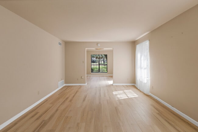 Building Photo - 9006 Balcones Club Dr