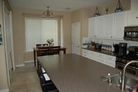 Building Photo - 402 Palisades Dr
