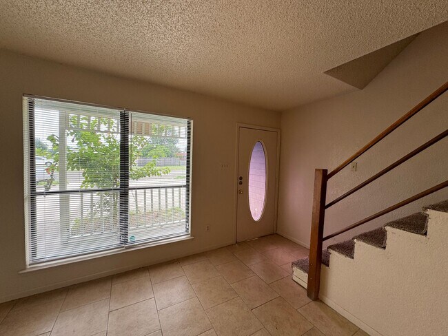 Building Photo - 2515 Bermuda Dr