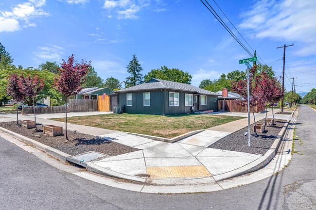 Building Photo - 903 Winchester Ave
