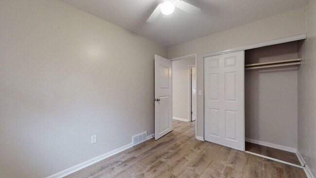 Building Photo - Elyria - updated 3 bed/1 bath townhouses for rent!