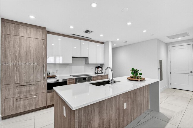 Building Photo - 153 N Seabreeze Blvd
