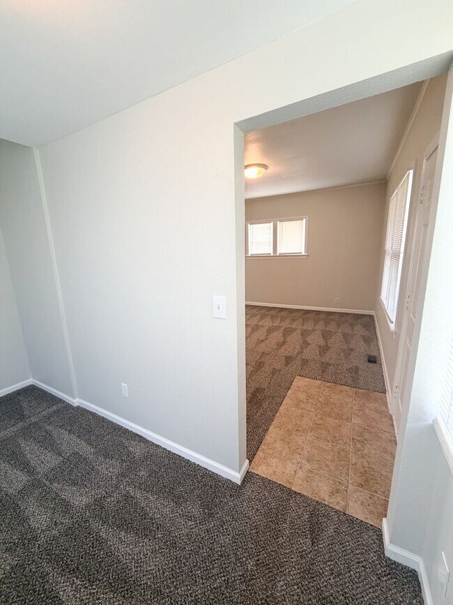 Building Photo - 2 BED, 1 BATH HOUSE