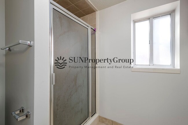 Building Photo - Great Updated Family Home in Excellent Clinton Location!