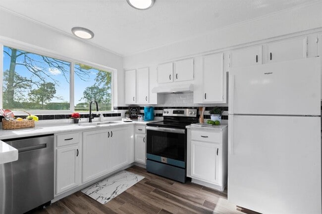 Building Photo - 456 Deep Woods Ln
