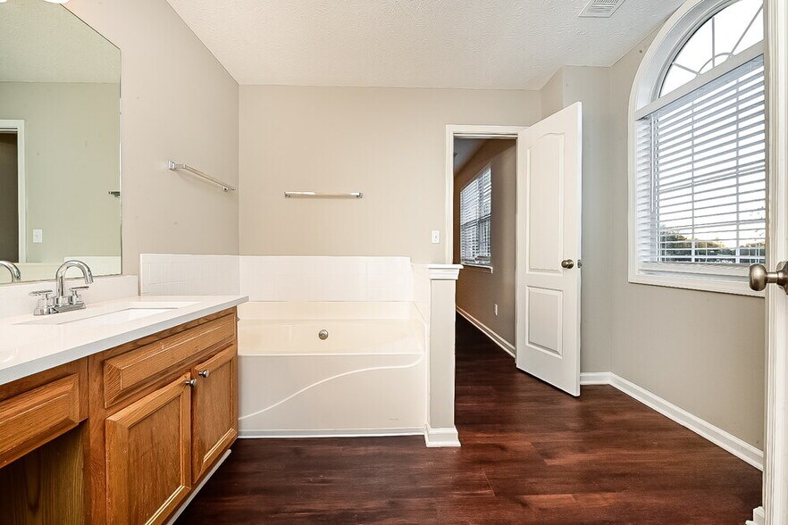 Building Photo - 370 Summer Hill Cir