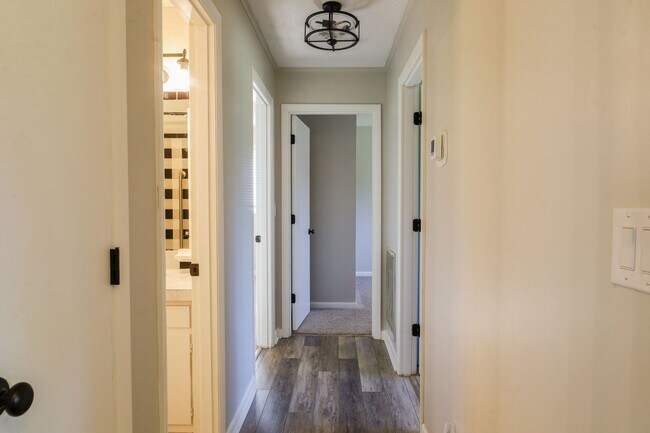 Building Photo - Newly renovated 3 bed and 1.5 bath house in Jonesborough