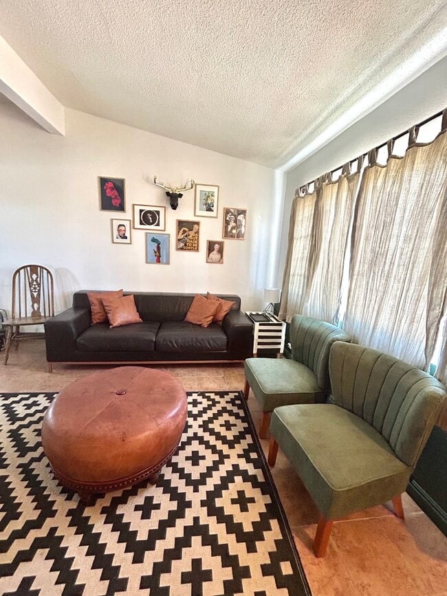 Building Photo - 4 Bedroom 2 Bathroom Home in Quiet Neighborhood