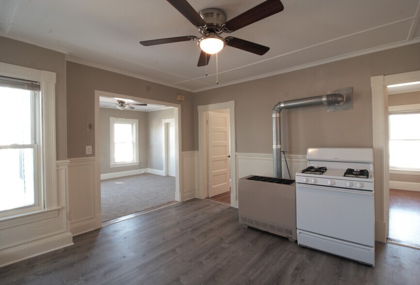 Building Photo - 305 Bartlett St