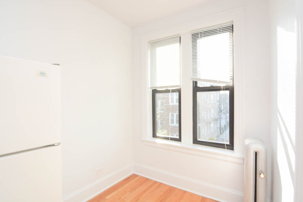 Building Photo - 2704 N Sawyer Ave