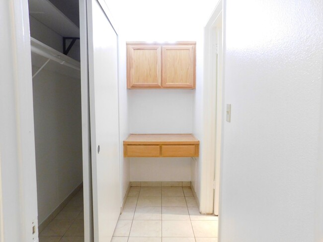 Building Photo - Large Spacious Studio for Rent in Encino