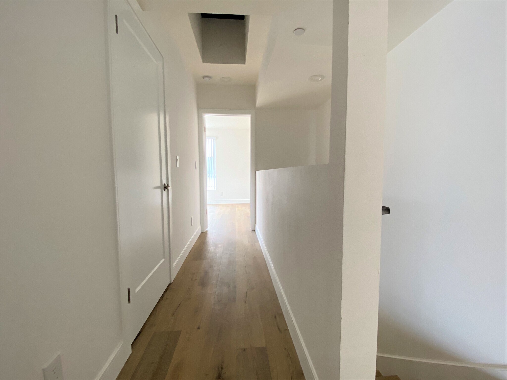 Building Photo - 545 N Kingsley Dr