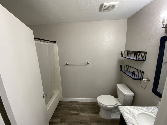 Building Photo - 1908 Tierra Vista Dr