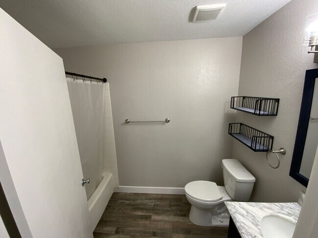 Building Photo - 2 Bed, 2 Bath, Condo with Pools, Fitness Center & Balcony located in Las Vegas, Nevada.
