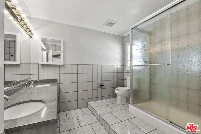 Building Photo - 745 Oxford Ave