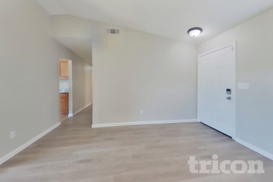 Building Photo - 706 La Canyada Dr