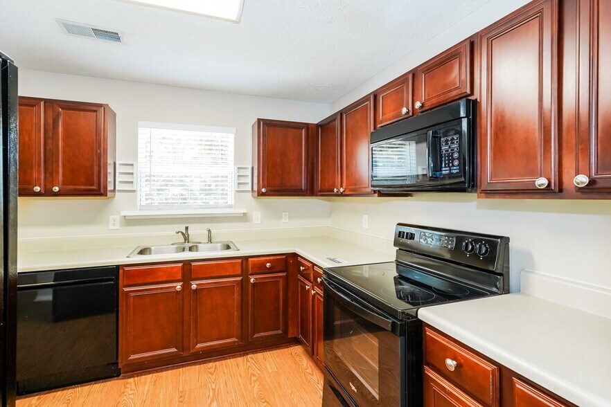 Building Photo - 2741 Sutherland Dr