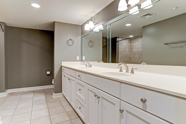 Building Photo - 914 Main St