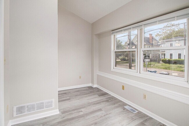 Building Photo - $799 Chic & Renovated 1BR with Style- Ask ...