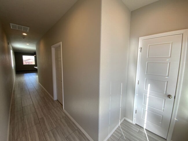 Building Photo - 3 Bedroom Single Story Home Available Near...