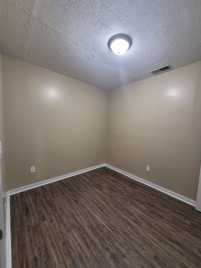Building Photo - Now Leasing -Madison Co-Comer, GA-2 Bedroom 1.5 Bathroom Apartment in Historic Downtown Comer, GA...