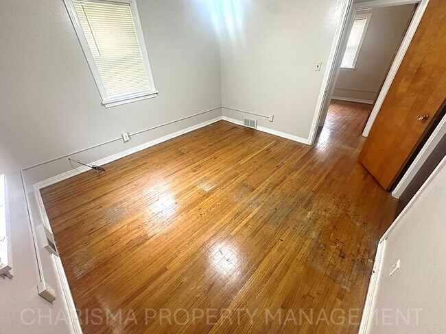 Building Photo - Spacious 2 Bedroom, 1.5 Bath Home, Newly U...
