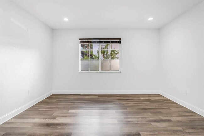 Building Photo - 5030 SW 126th Ave