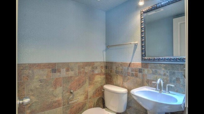 Building Photo - Available Now! Beautiful 3 Bedroom/2 Bathroom Home in Northeast Albuquerque