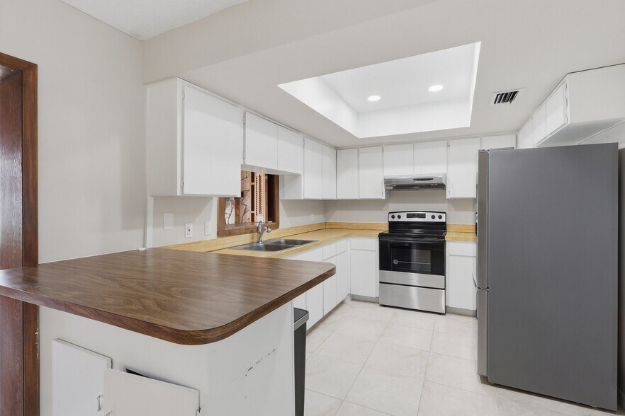 Building Photo - 14505 Farm Hills Pl