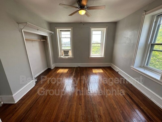 Building Photo - 435 E Walnut Ln