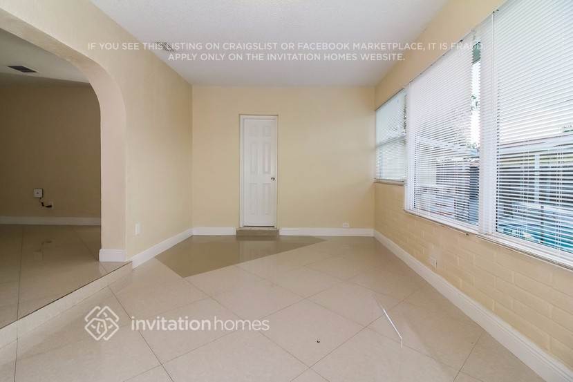 Building Photo - 5660 W 9th Ct