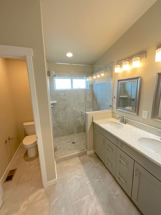 Building Photo - 3 Bedroom Home Available Near S Powers Blv...