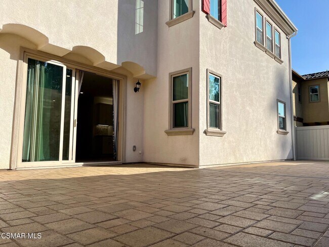 Building Photo - 779 Edward Scholle Dr