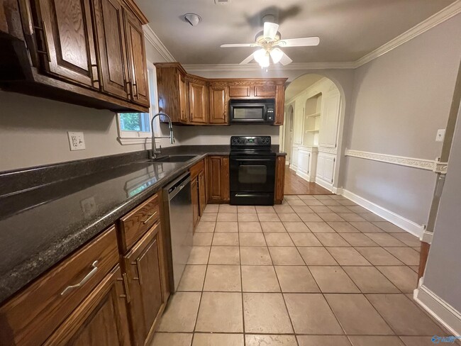 Building Photo - 505 Greenacres Dr NW