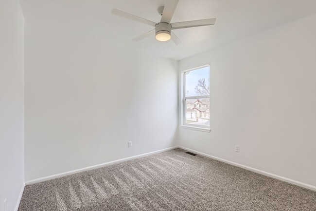 Building Photo - **Spacious, Light-Filled 4 bed, 4 bath wit...