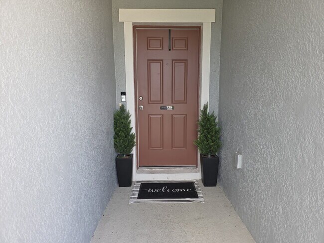 Building Photo - 2024 Like new gorgeous 4 bedroom/2 bath home close to historic Sanford