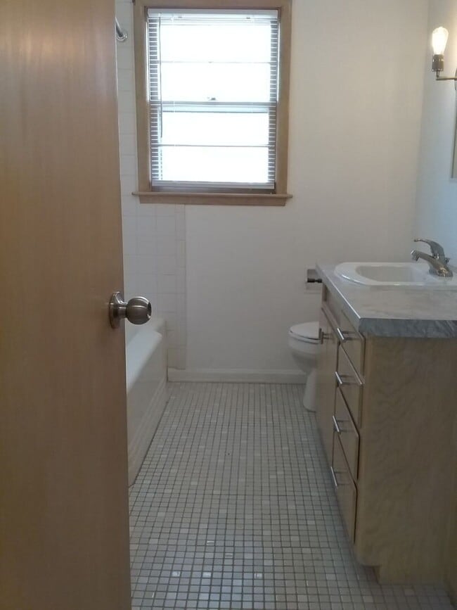 Building Photo - Cute, well maintained, brick duplex in South Central Lincoln