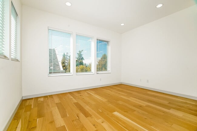 Building Photo - Sleek 2-Bed Townhome with Rooftop Deck & A...