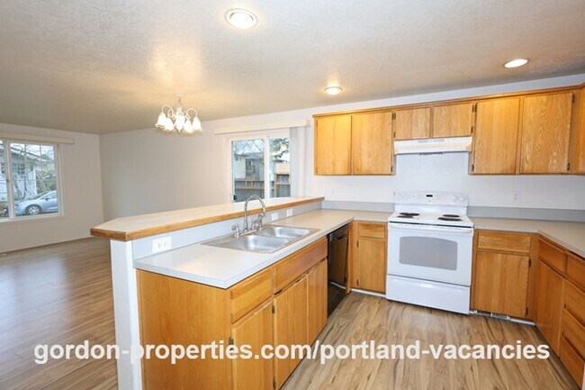 Building Photo - SE 73rd Ave - 3 bedroom townhouse in Mt Scott-Arleta neighborhood