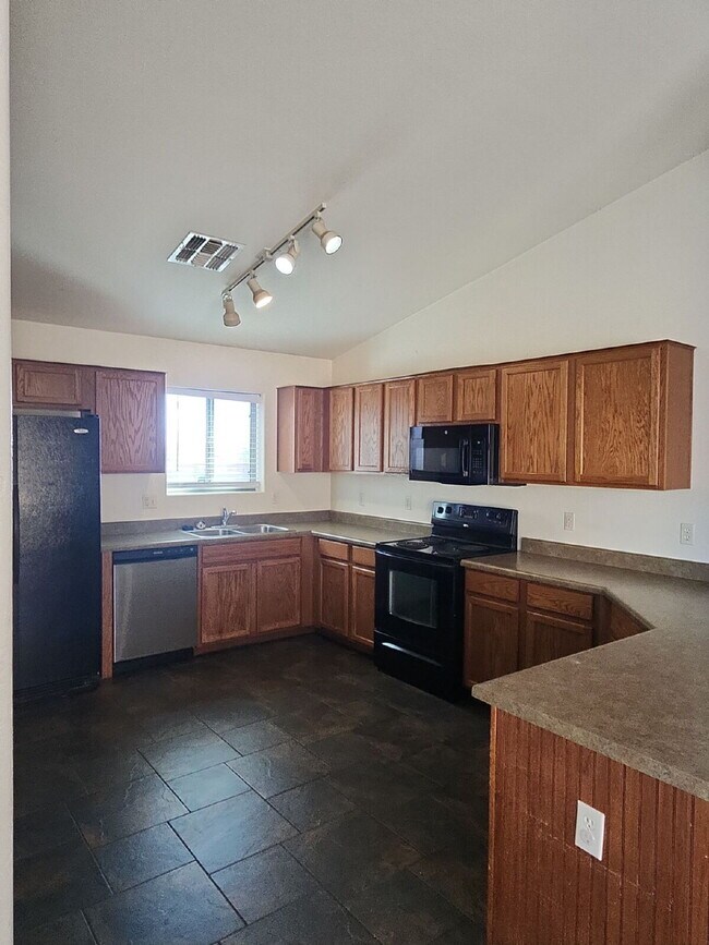 Building Photo - "Charming 3-Bedroom Oasis in Sahuarita - Spacious Living Awaits!"