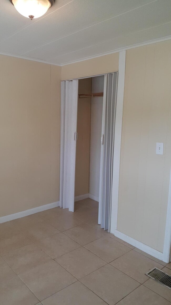 Building Photo - 11573 Venetian Ave