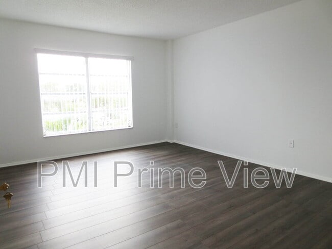 Building Photo - 4164 Inverrary Dr