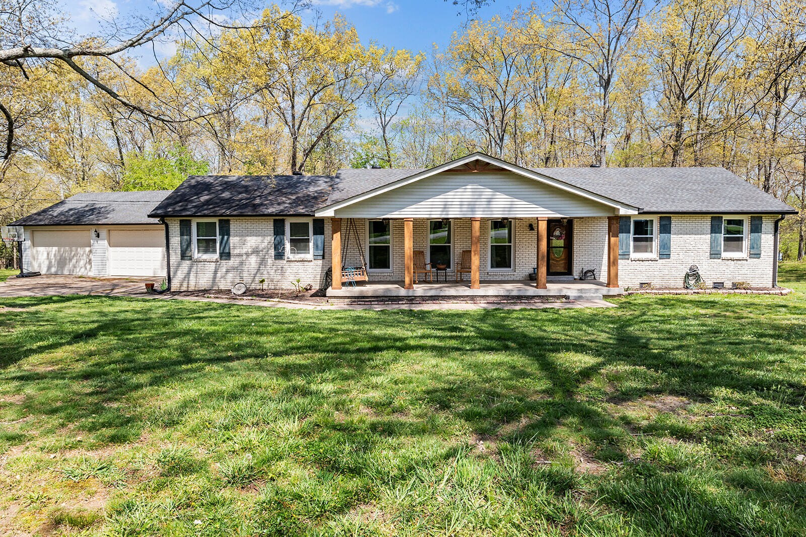 Spacious 4BR 3 bath 1300sq ft garage on 1 acre corner lot in desirable area. - 358 Twin Oaks Dr