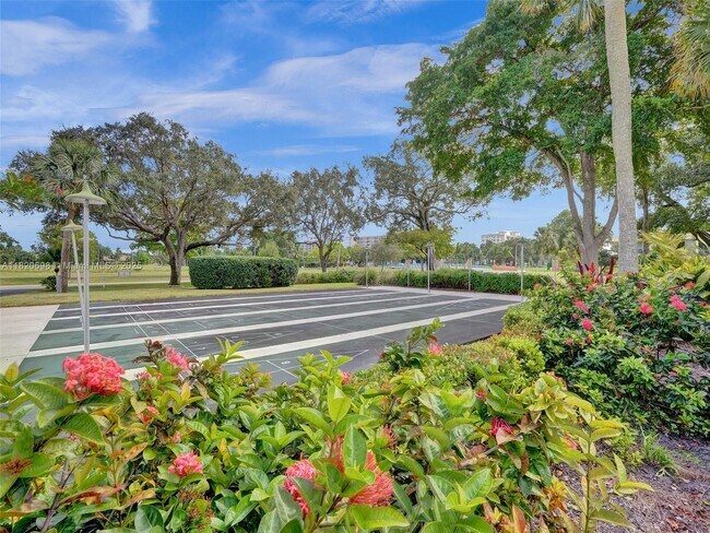 Building Photo - 605 Oaks Dr