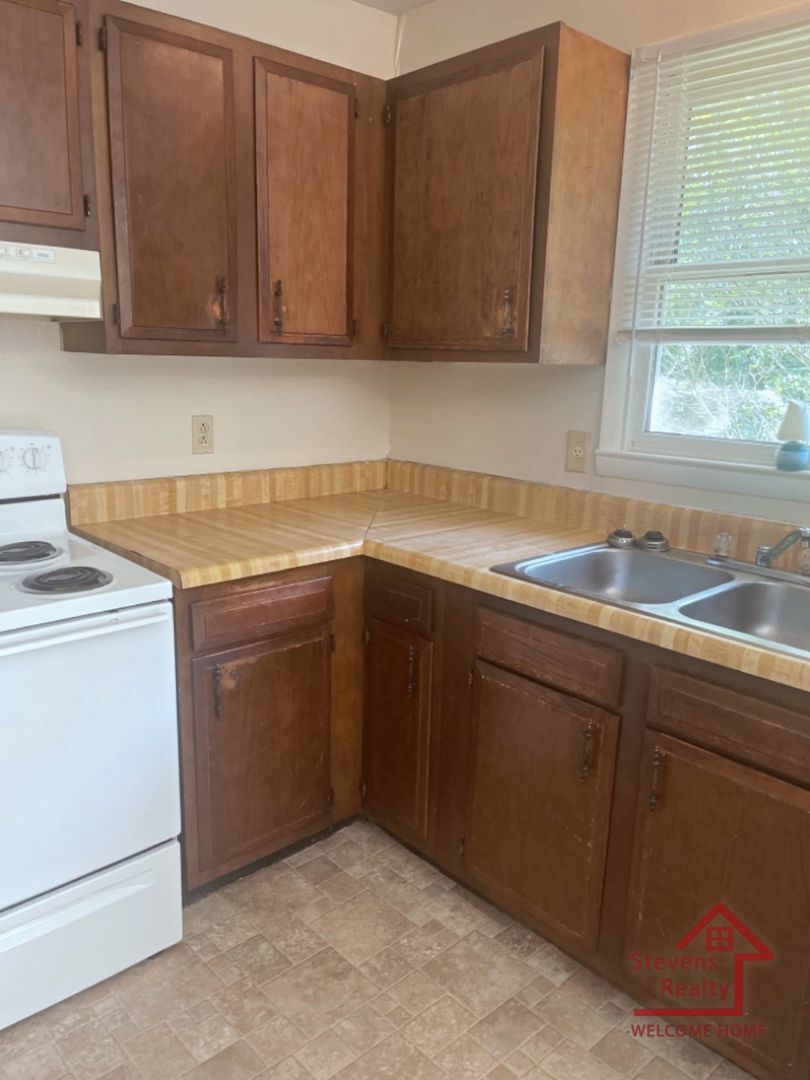 Building Photo - 2050 Wildwood Rd